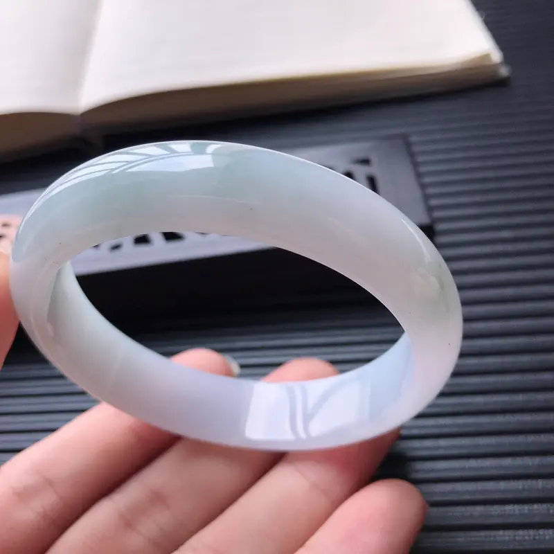 【天然翡翠A货细糯种淡紫底正圈宽边手镯,尺寸56.6-13.6-7mm,玉质细腻,种水好 ,胶感十足,底色好,上手效果漂亮】图3