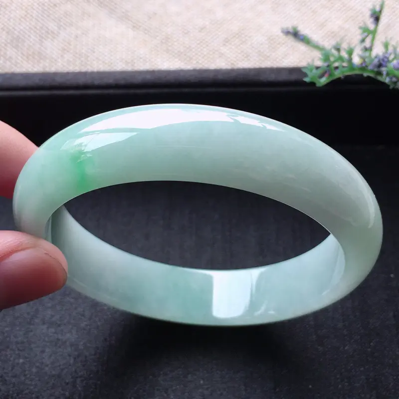 【精品翡翠手镯,雕工精美,玉质莹润,尺寸:内径:58.4MM,玉:14*7.3MM,总质量:56.3g】图3