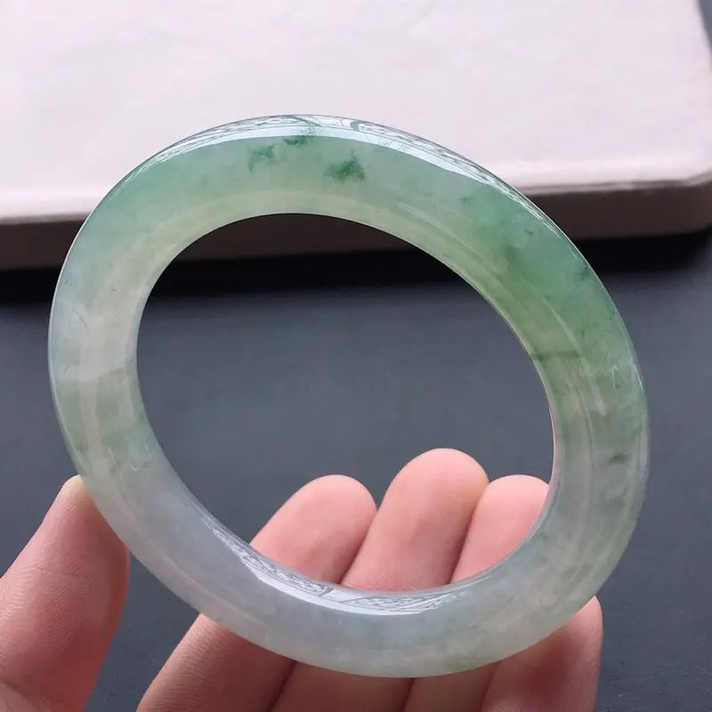 【糯种飘花圆条手镯,圈口:56.5mm 尺寸:11.8mm, 天然翡翠A货玉质细腻精雕细雕手镯, 颜色好 佩戴上手漂亮】图5