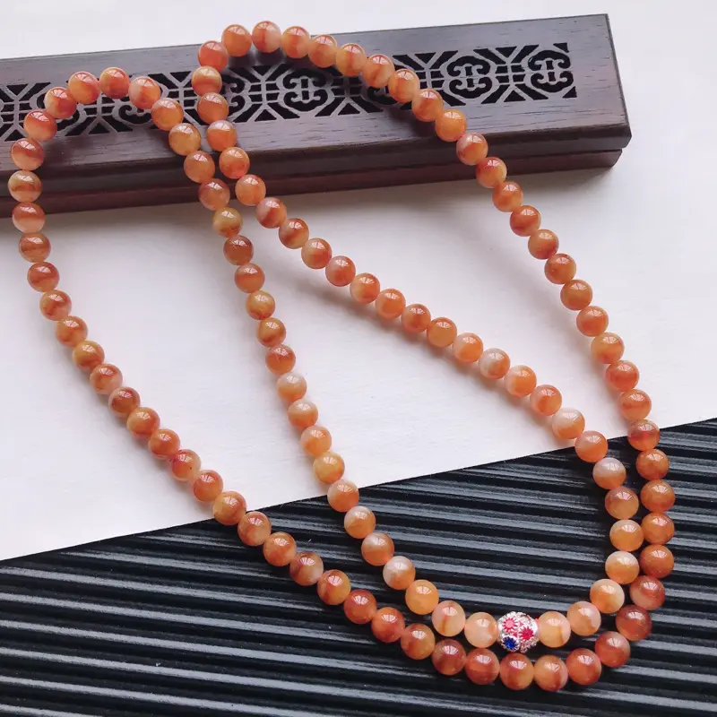 【天然翡翠A货细糯种黄翡精美圆珠项链,尺寸6.1mm,玉质细腻,种水好 胶感十足,底色漂亮,上身效果漂亮】图3