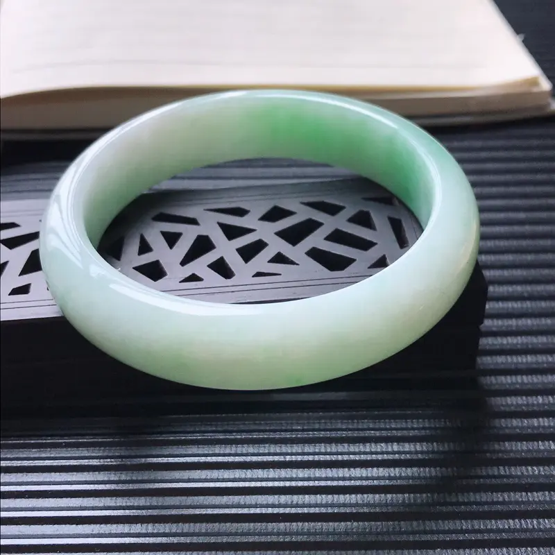 【天然翡翠A货细糯种飘绿正圈宽边手镯,尺寸57.8-14-7.7mm,玉质细腻,种水好 ,胶感十足,底色好,上手效果漂亮】图1