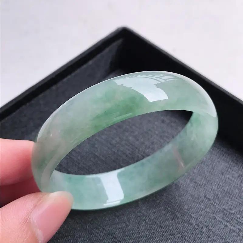 【正圈52.6,缅甸天然翡翠好种冰润老坑手镯,尺寸:52.6*13.7*4.2,质地细腻,种老水足,冰润飘绿,高档完美,颜色漂亮。100616】图6