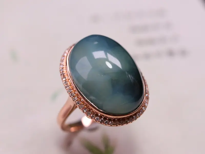 【【精品荧光镶嵌戒指💍】
规格:20.8*16.2*9.6*
重量:5.20克
圈口:15#
18K金镶嵌南非钻石,佩戴奢华、独特,特别漂亮,完美品质,可改圈口!】图6