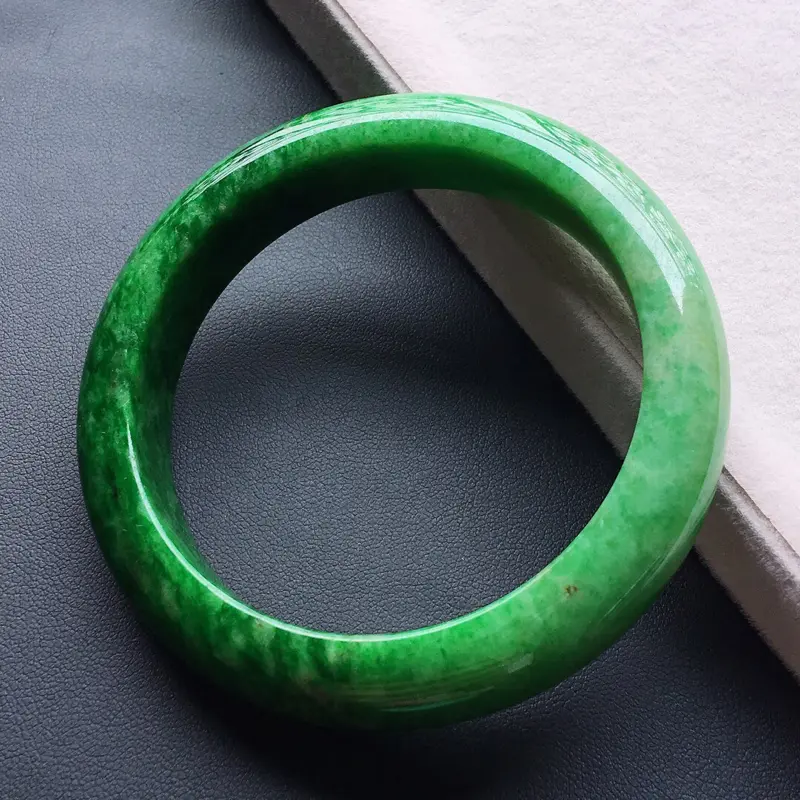【糯种辣阳绿正圈手镯,圈口:57.5mm 尺寸:13×9mm, 天然翡翠A货玉质细腻精雕细雕手镯, 颜色好 佩戴上手漂亮】图1