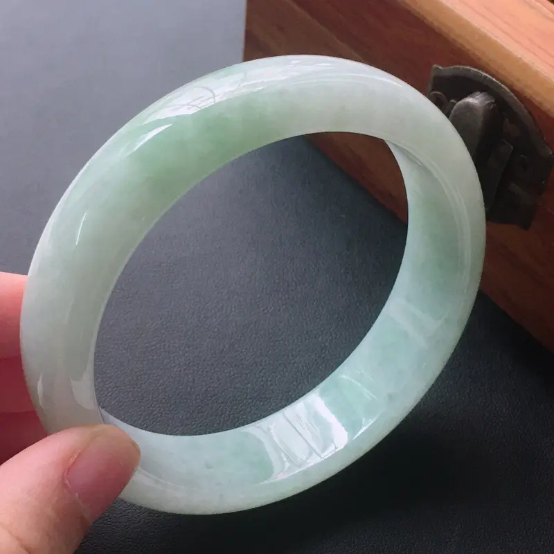 【缅甸翡翠57圈口带绿正圈手镯,自然光实拍,颜色漂亮,玉质莹润,佩戴佳品,尺寸:57.8*15.3*8.0mm,重64.84克】图3