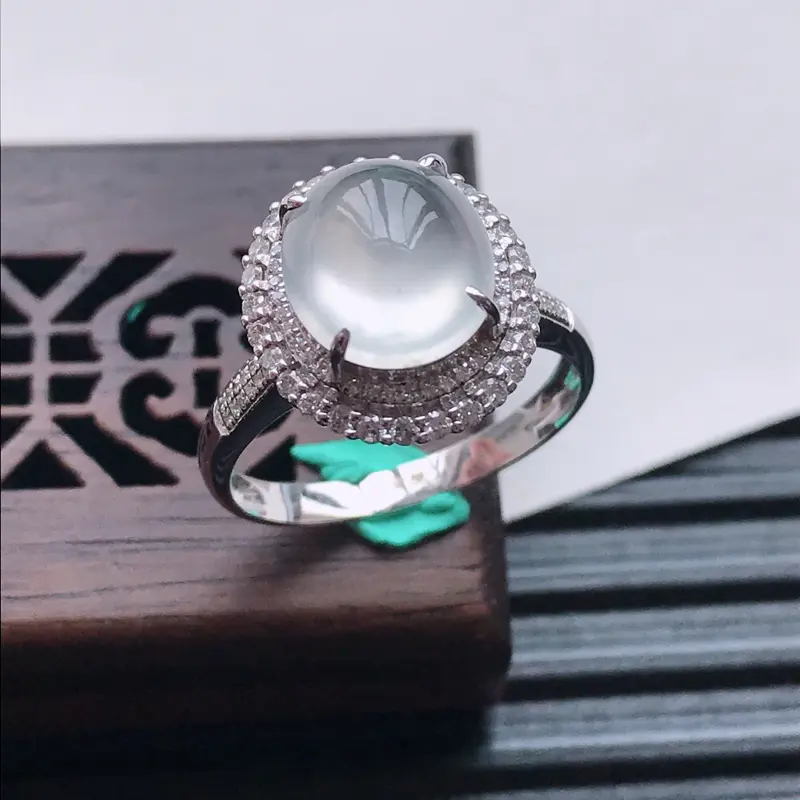 【天然翡翠A货18K金镶嵌伴钻冰种白冰精美蛋面戒指,内径尺寸18mm,裸石尺寸9.6-8.6-4mm,玉质细腻,种水好 胶感十足,底色漂亮,上身效果漂亮】图4