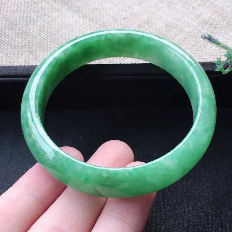 【精品翡翠手镯,雕工精美,玉质莹润,尺寸:内径:57MM,玉:13.9*7.3MM,总质量:55.1】图8