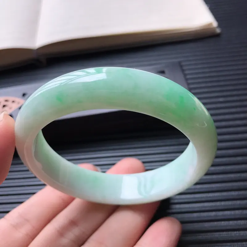 【天然翡翠A货细糯种飘绿正圈宽边手镯,尺寸57.8-14-7.7mm,玉质细腻,种水好 ,胶感十足,底色好,上手效果漂亮】图6