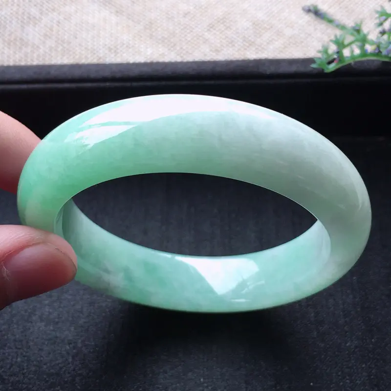 【精品翡翠手镯,雕工精美,玉质莹润,尺寸:内径:52.5MM,玉:13.5*8.8MM,总质量:63.5g】图3