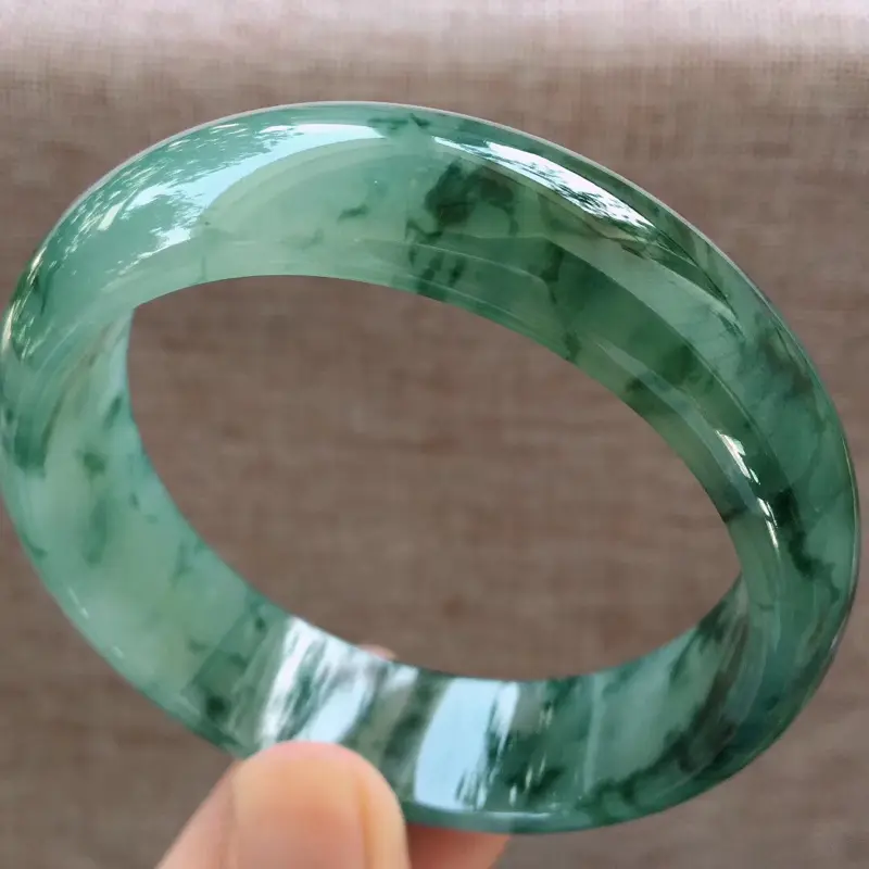 【细腻飘花大圈口大宽边正装62圈口手镯,完美无纹裂,尺寸62*17.8*8mm】图3