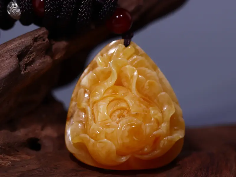 【纯天然俄料暴力鸡油黄偏红蜜蜡牡丹花吊坠
天然色无任何优化,密度饱满,花纹漂亮,蜡质浓郁,色泽油润,满色鸡油红更显花朵娇艳,加之体内流动的白花纹路更是美丽,花型饱满漂亮,片片花瓣层次分明 ,雕工精湛,栩栩如生,女神必备。佩戴彰显高贵气质。错过无!
克重14.8克,尺寸:高39mm宽36.5mm厚21mm】图5