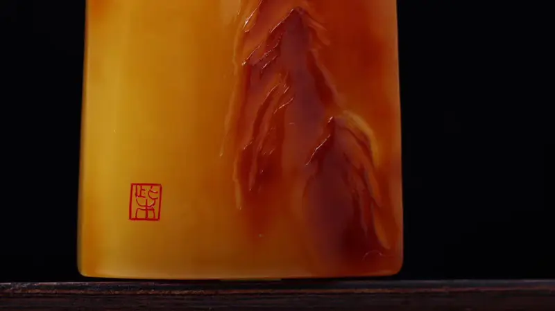 【收藏级特色大师作品「玄奘取经」蜜蜡原皮俏色吊坠
不是每一件留皮雕刻都称得上俏色巧雕 别出心裁的匠心独运 将自然的色泽发挥的淋漓尽致 终能铸成艺术精品 收藏级 规格76.7*44*14.6 克重36.39!】图5