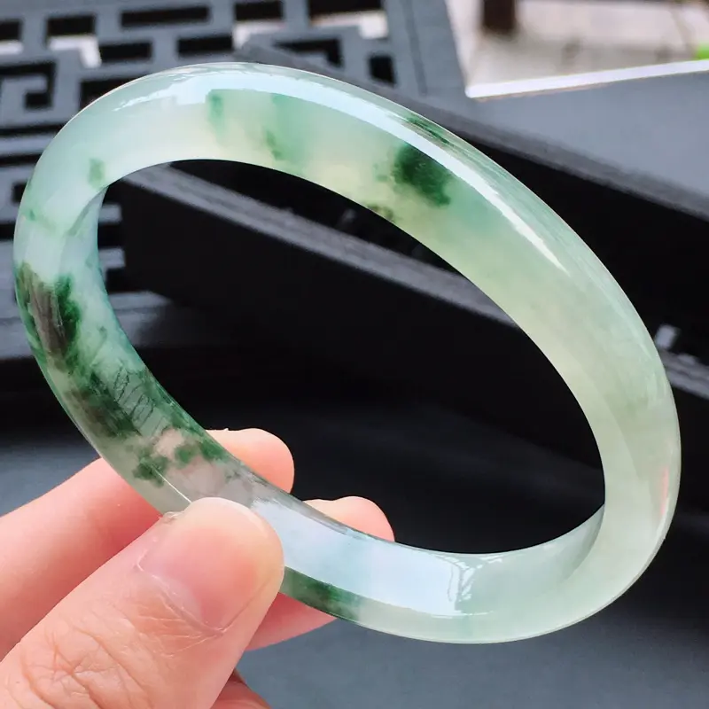 【翡翠a货,冰糯种水润飘花精美贵妃翡翠手镯,圈口57.3/47.5/10.5/6.3,(相当于正圈55)玉质细腻,种水一流,底色漂亮,佩戴上手俱有古典婉约之气也透露着时尚气息###】图2