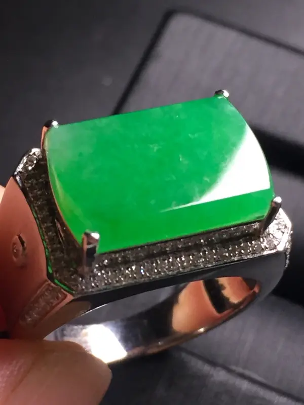 【翡翠A货,阳绿马鞍戒指,18k真金真钻镶嵌,完美,种水超好,玉质细腻。】图3