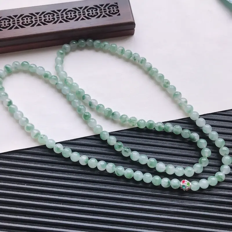 【天然翡翠A货糯化种飘绿精美圆珠项链,尺寸6.6mm,玉质细腻,种水好 胶感十足,底色漂亮,上身效果漂亮】图4