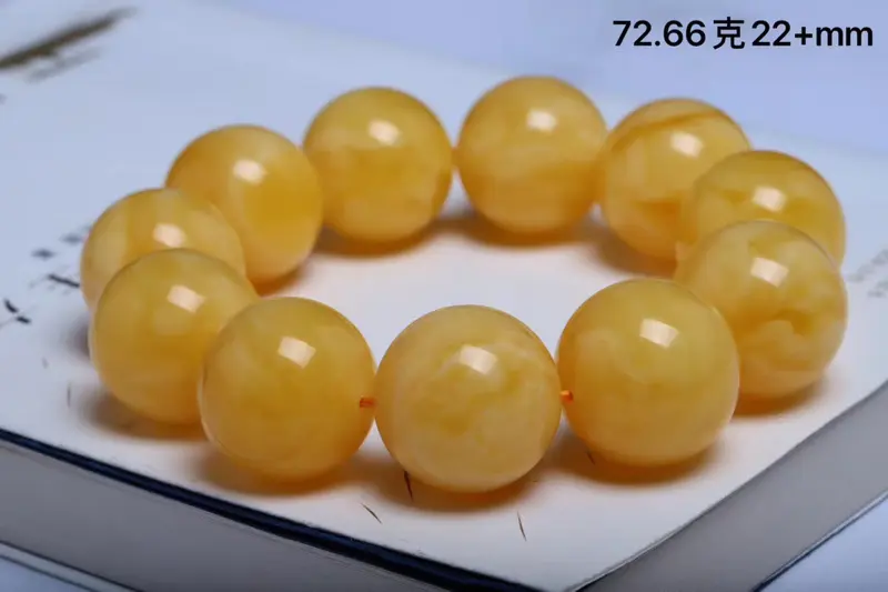 【收藏级俄料黄花蜡同料蜜蜡大手串
22mm,重72.66克,蜡质颜色都是蜜蜡中完美的,手工打磨,颗颗甄选,国工正圆,整体完美无杂裂,花纹妖孽,颜色浓郁,蜡质浓厚,纹路妖娆,如此品相,无缘难遇,王者之气充斥着每一颗珠子,有缘者请,性价比很不错的一条!】图1