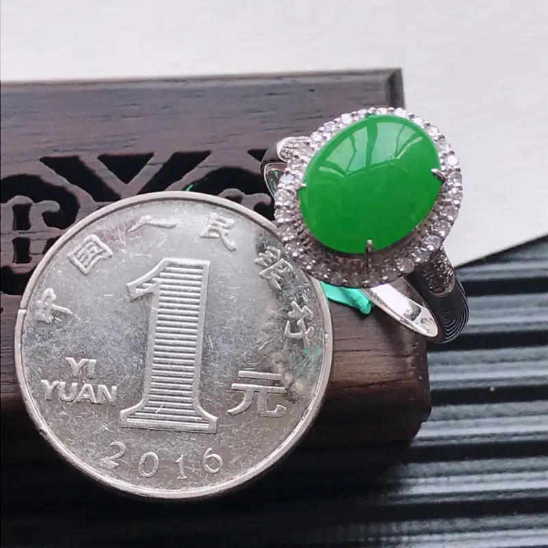【天然翡翠A货18K金镶嵌伴钻糯化种满绿精美蛋面戒指,内径尺寸18.5mm,裸石尺寸10.4-8.3-3mm,玉质细腻,种水好 胶感十足,底色漂亮,上身效果漂亮】图6