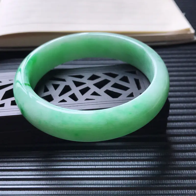 【天然翡翠A货细糯种飘绿正圈宽边手镯,尺寸57-14.7-7.2mm,打灯有纹,不扣手,玉质细腻,种水好 ,胶感十足,底色好,上手效果漂亮】图1