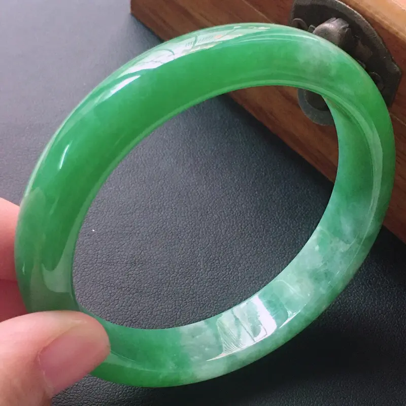 【缅甸翡翠54圈口带翠正圈手镯,自然光实拍,颜色漂亮,玉质莹润,佩戴佳品,尺寸:54.0*11.4*7.8mm,重44.68克】图3