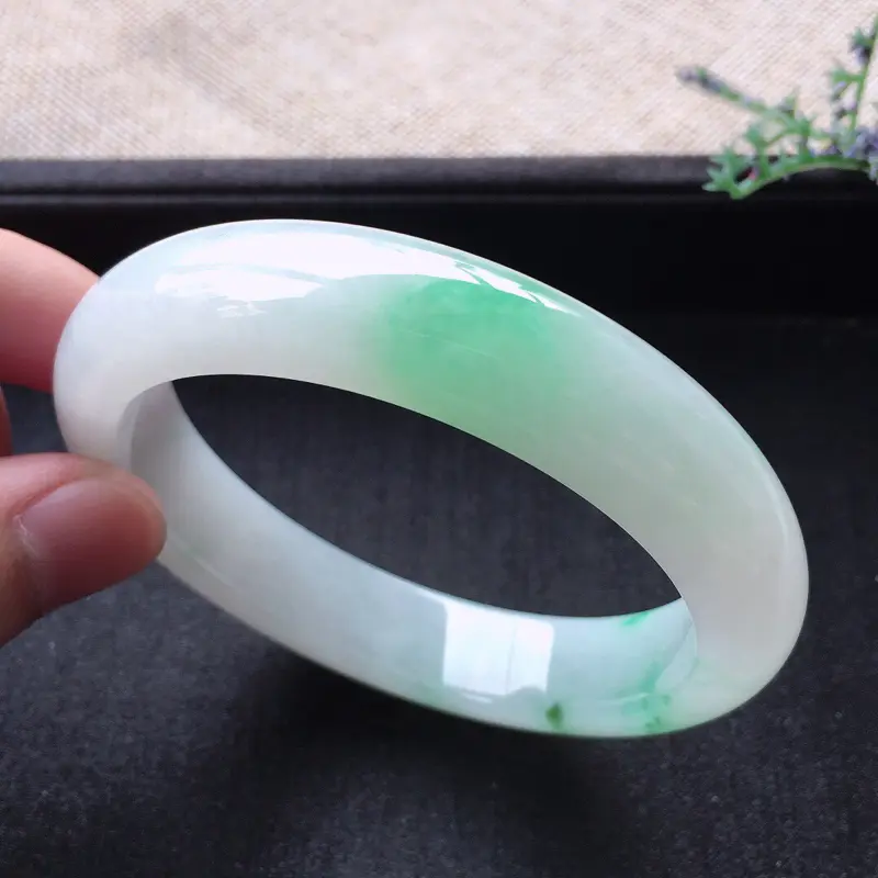 【精品翡翠手镯,雕工精美,玉质莹润,尺寸:内径:57.9MM,玉:12.8*8.6MM,总质量:67.1g】图1
