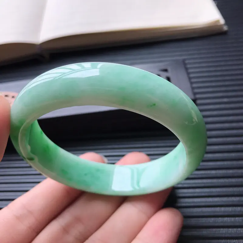 【天然翡翠A货细糯种飘绿正圈宽边手镯,尺寸57-14.7-7.2mm,打灯有纹,不扣手,玉质细腻,种水好 ,胶感十足,底色好,上手效果漂亮】图5
