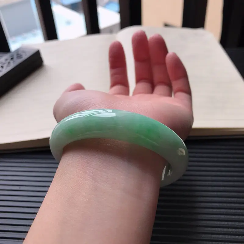 【天然翡翠A货细糯种飘绿正圈宽边手镯,尺寸57.8-14-7.7mm,玉质细腻,种水好 ,胶感十足,底色好,上手效果漂亮】图7