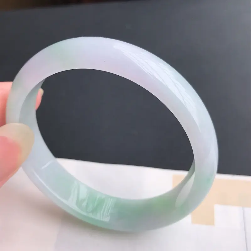 【翡翠A货老坑糯种飘绿贵妃手镯,圈口:56.8×50.8×13.7×7mm,种好水润,料子细腻,版型端庄,上手漂亮,适合正圈55mm】图4