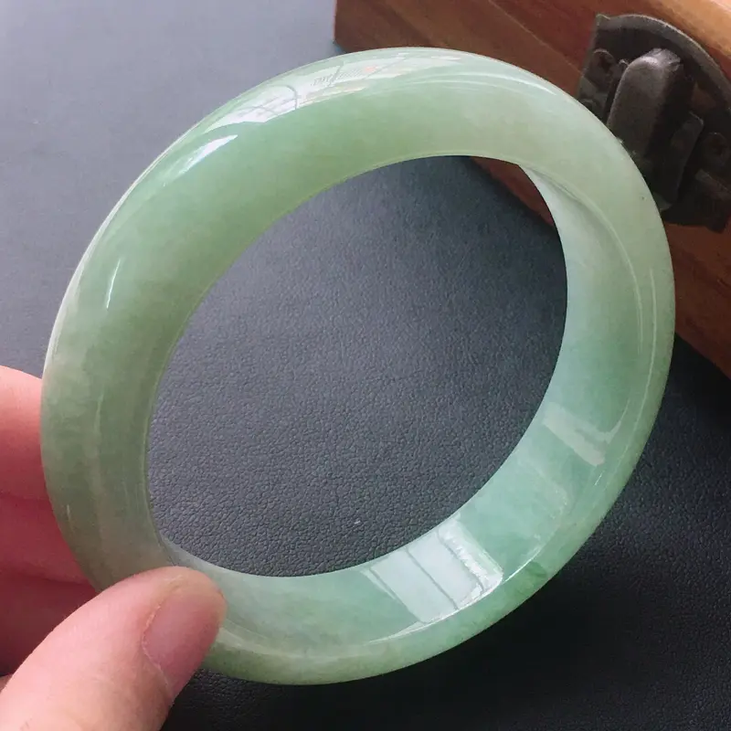 【缅甸翡翠56圈口正圈手镯,自然光实拍,颜色漂亮,玉质莹润,佩戴佳品,尺寸:56.8*15.7*8.4mm,重71.66克】图5