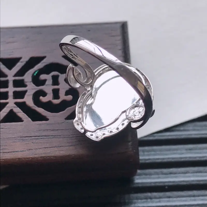 【天然翡翠A货18K金镶嵌伴钻糯化种满绿精美葫芦戒指,内径尺寸18.7mm,裸石尺寸13.4-10-3mm,玉质细腻,种水好 胶感十足,底色漂亮,上身效果漂亮】图5