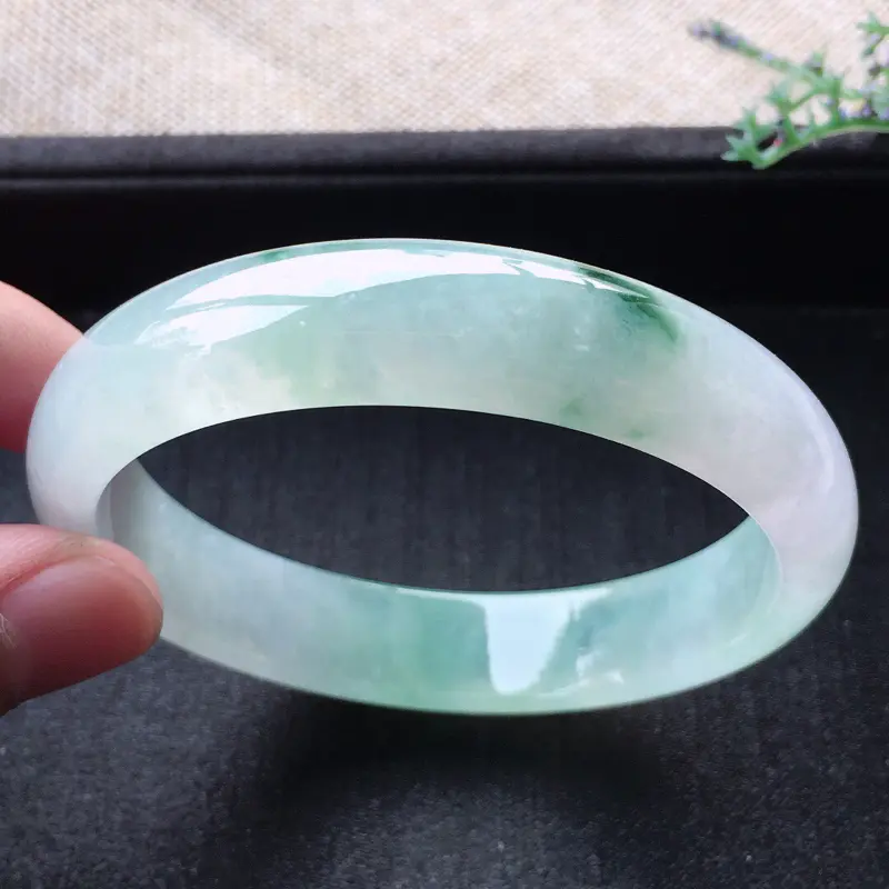 【精品翡翠手镯,雕工精美,玉质莹润,尺寸:内径:58.8MM,玉:13.1*7.1MM,总质量:50.6g】图4
