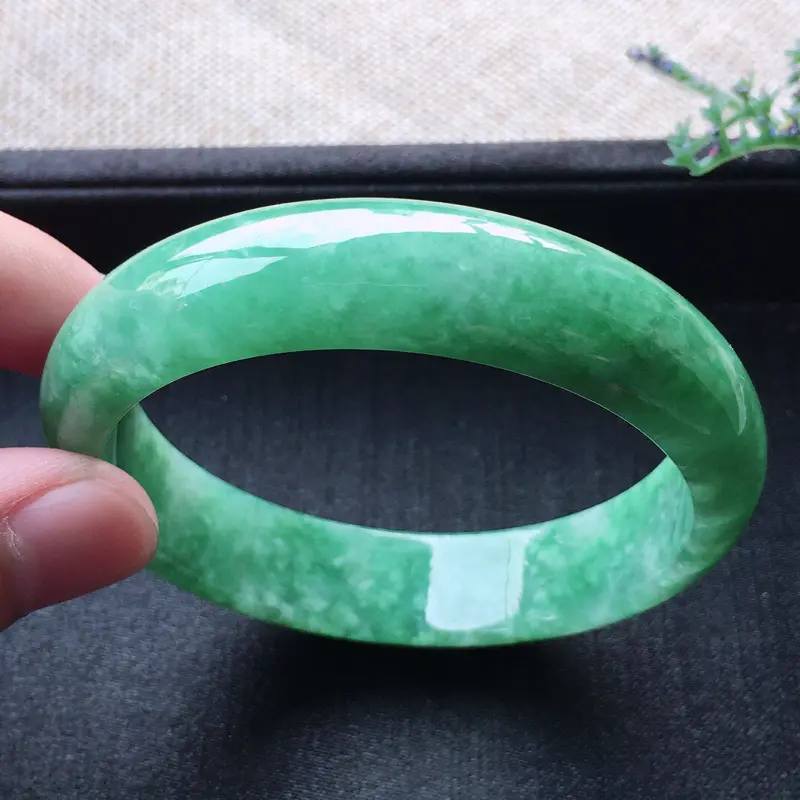 【精品翡翠手镯,雕工精美,玉质莹润,尺寸:内径:57MM,玉:13.9*7.3MM,总质量:55.1】图2