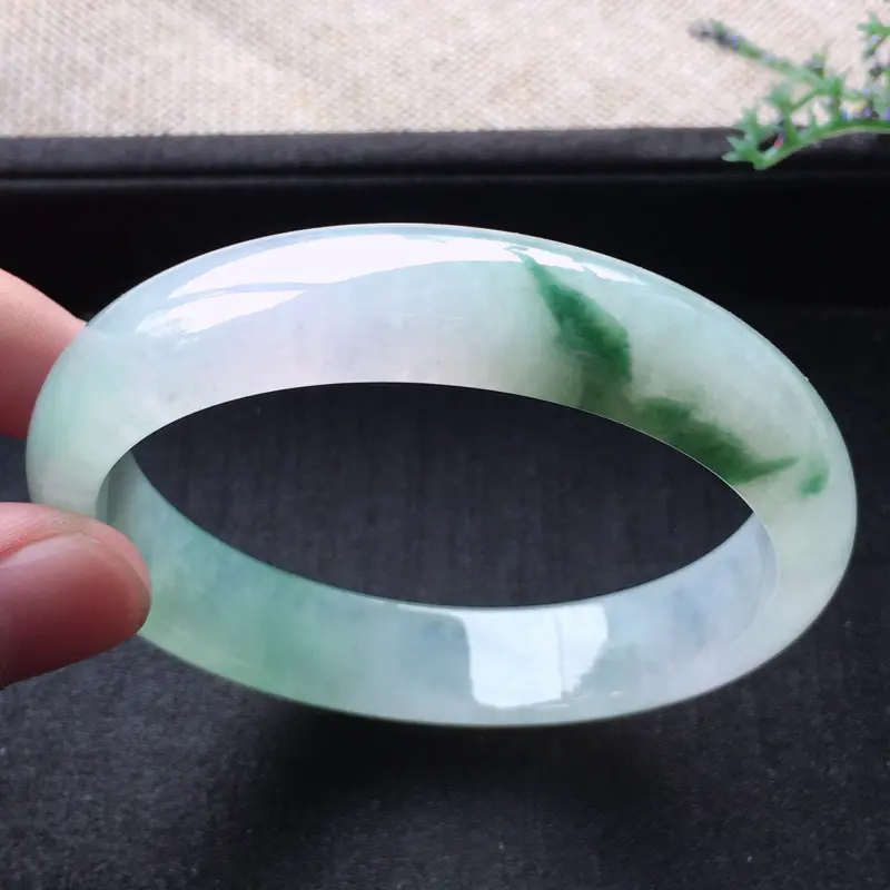 【精品翡翠手镯,雕工精美,玉质莹润,尺寸:内径:58.8MM,玉:13.1*7.1MM,总质量:50.6g】图2