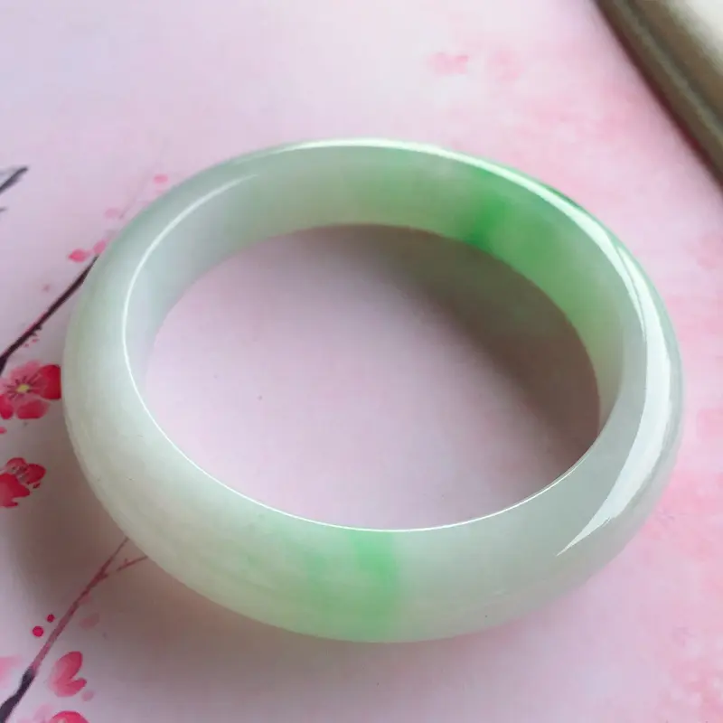 【正圈55.6mm,糯种飘绿花花手镯,底子细腻,飘绿花,清素淡雅,上手简约百搭】图3