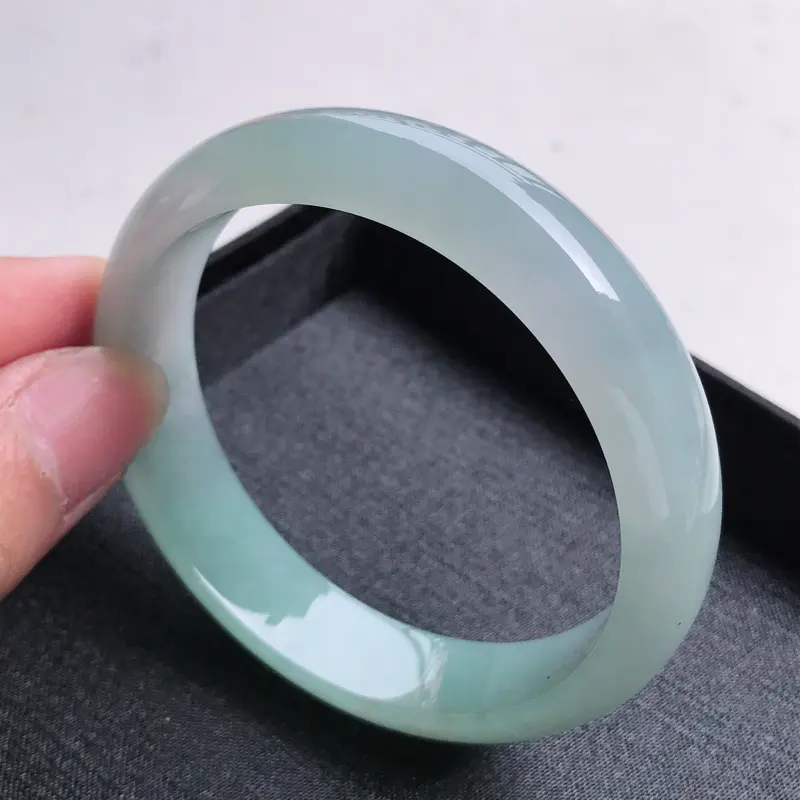 【正圈59,尺寸:59*14.2*7.2,缅甸天然翡翠好种冰润老坑手镯,质地细腻,种老,水润幼洁全胶感,飘绿,高档完美,颜色漂亮。100919】图2