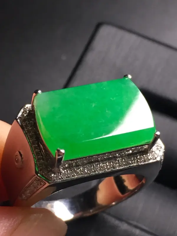 【翡翠A货,阳绿马鞍戒指,18k真金真钻镶嵌,完美,种水超好,玉质细腻。】图1