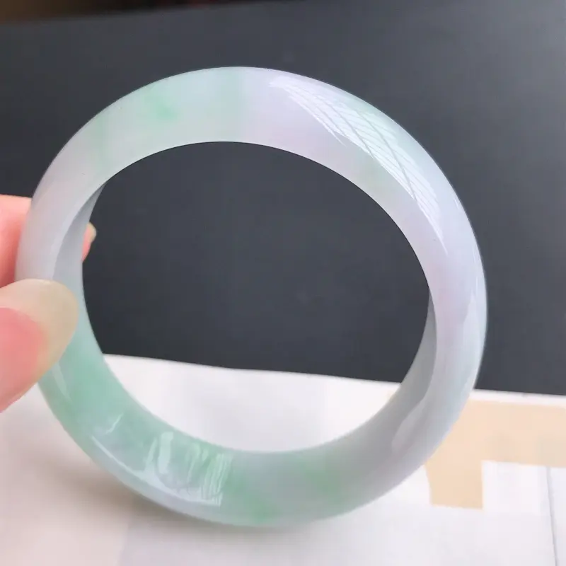 【翡翠A货老坑糯种飘绿贵妃手镯,圈口:56.8×50.8×13.7×7mm,种好水润,料子细腻,版型端庄,上手漂亮,适合正圈55mm】图3
