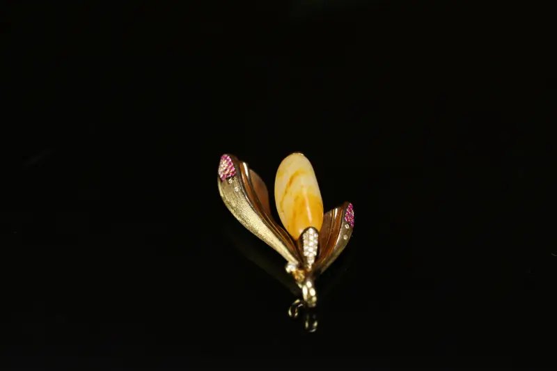 【名称:花开富贵
重量:净重8.5g (不含链子)
尺寸:35*16*7mm
材质: 新疆和田玉籽料
描述:独籽无修镶嵌 18K金镶嵌 南非钻石 彩宝 重金质感镶嵌 款式独特 值得拥有。】图3