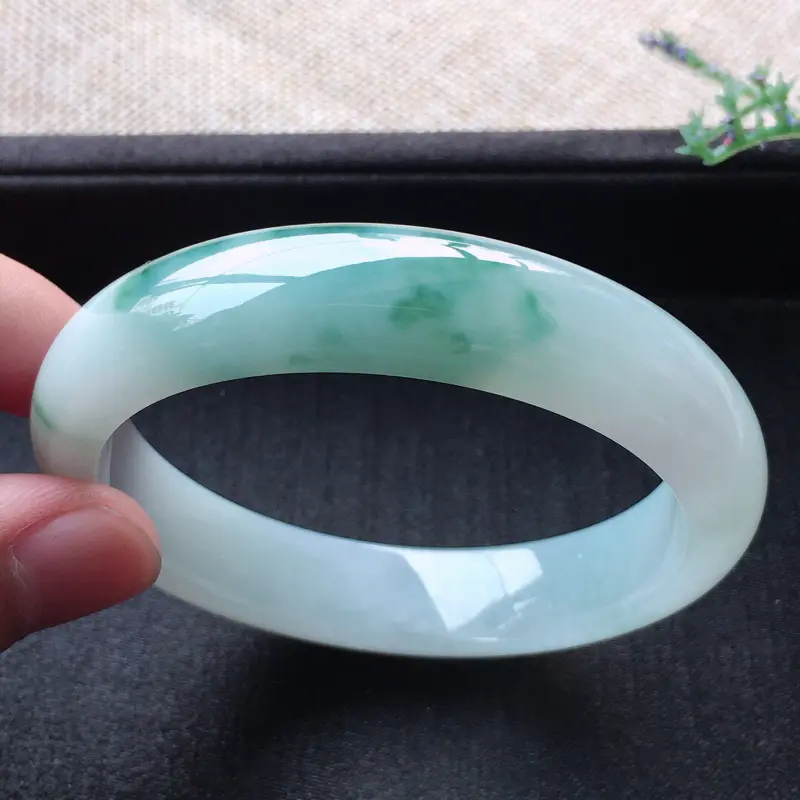 【精品翡翠手镯,雕工精美,玉质莹润,尺寸:内径:54.9MM,玉:12.4*7.8MM,总质量:51.2g】图4