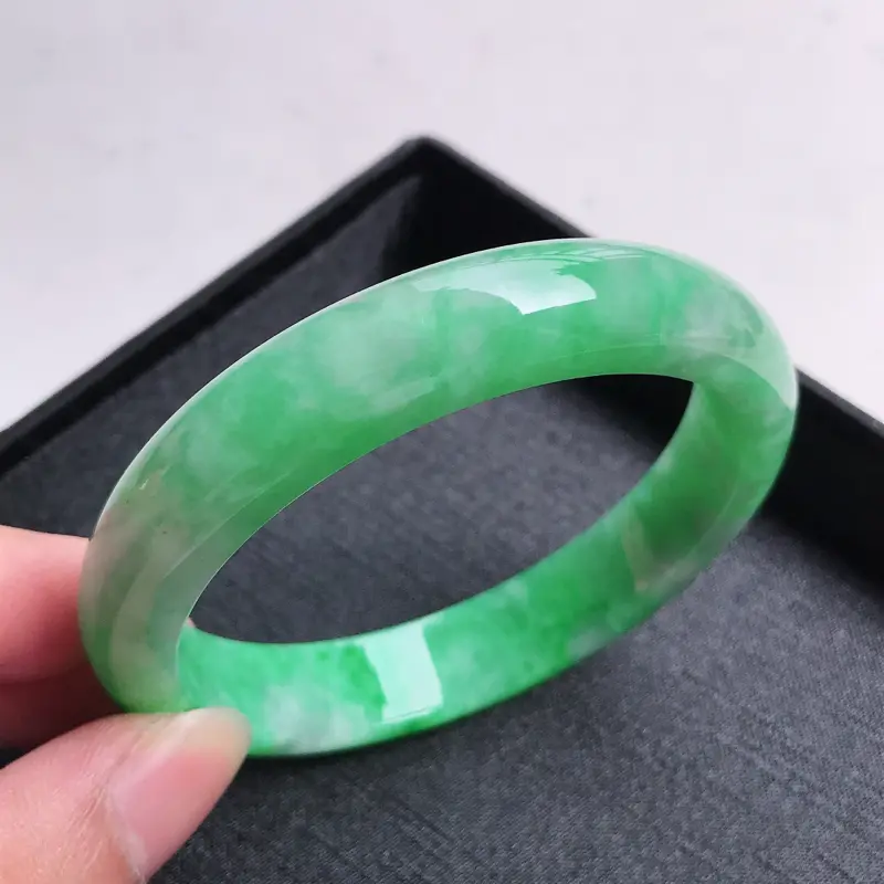 【正圈58,缅甸天然翡翠好种冰润老坑手镯,尺寸:58*12.7*8,质地细腻,种老水足,水润飘阳绿,小棉纹,颜色漂亮。100617】图7