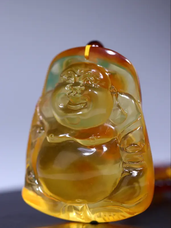 【纯天然原矿精品金珀弥勒佛挂件
雕刻很精美,背部保留了原矿原皮,见证岁月的痕迹,雕刻栩栩如生,精美手工作品,实物上手更美,全品无杂无裂,无任何瑕疵,珀体干净通透,非常完美一件,有缘者得,喜欢不要错过!
配送手工设计原矿血珀项链5.4mm
尺寸52*42*19.5mm裸克重38.2克,总重49.61克##】图5