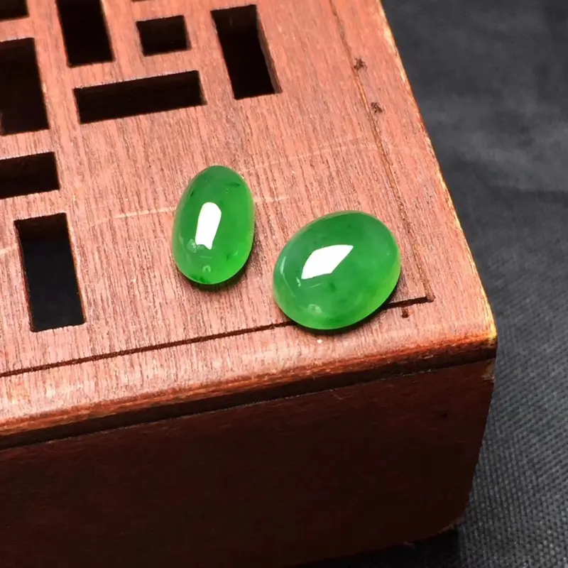【🌹满绿随型裸石:种老水足,色泽漂亮,干净起光,饱满精致,完美无裂,性价比高。尺寸:9.0--7.2--4.0 9.0--5.2--3.3】图4