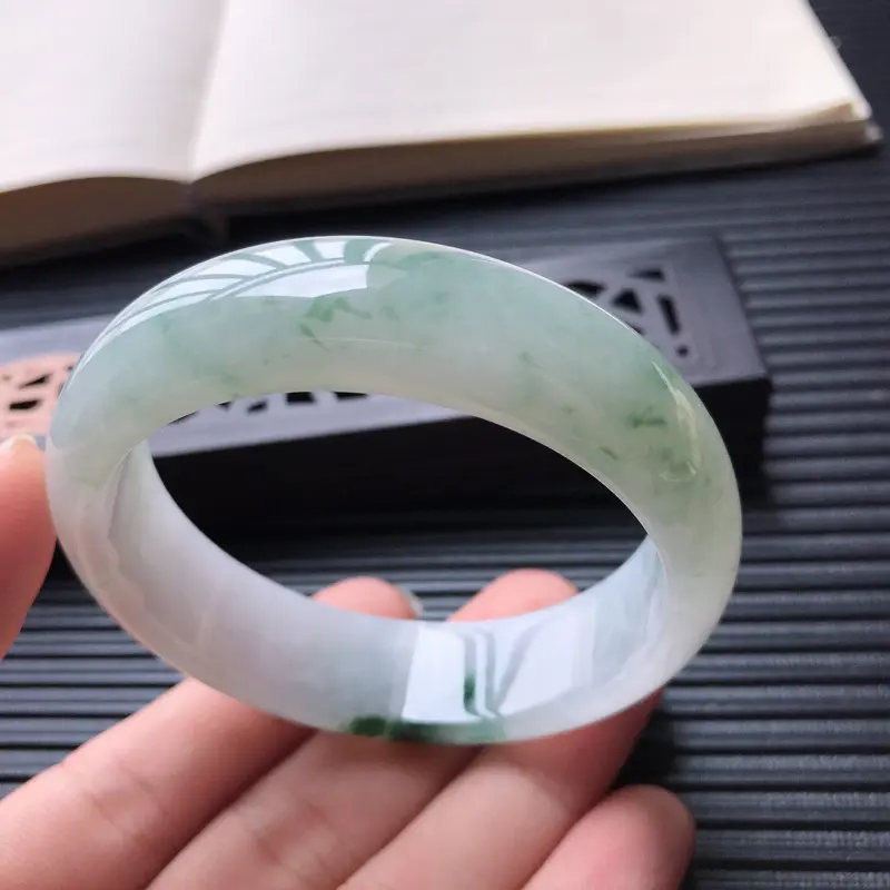 【天然翡翠A货糯化种水润飘花正圈宽边手镯,尺寸56-16-7.3mm,玉质细腻,种水好 ,胶感十足,底色好,上手效果漂亮】图3