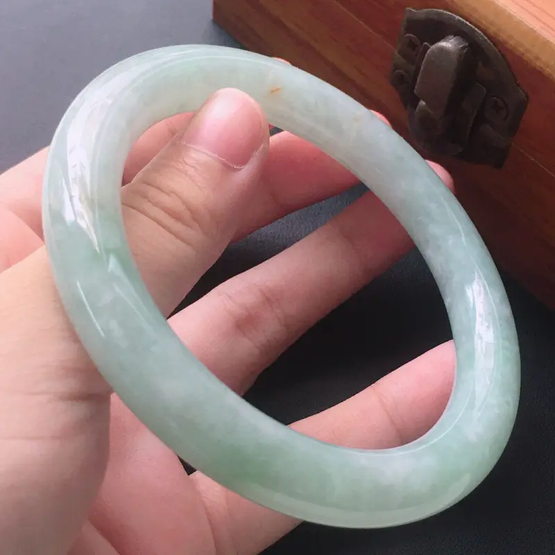 【缅甸翡翠58圈口带绿圆条手镯,自然光实拍,颜色漂亮,玉质莹润,佩戴佳品,尺寸:58.0*9.9*9.7mm,重54.18克】图6