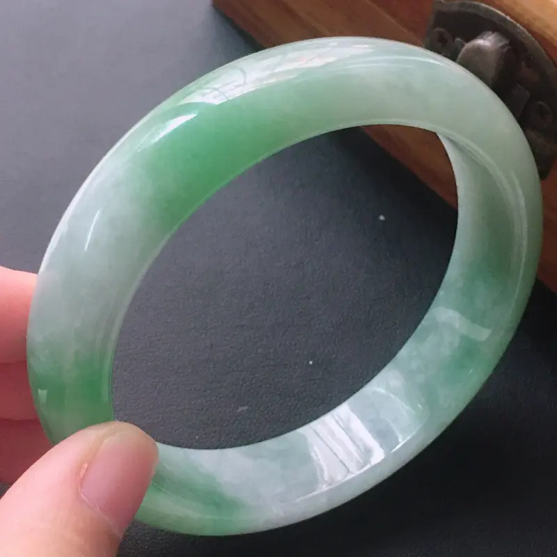【缅甸翡翠57圈口带翠正圈手镯,自然光实拍,颜色漂亮,玉质莹润,佩戴佳品,尺寸:57.0*14.2*8.2mm,重59.18克】图4