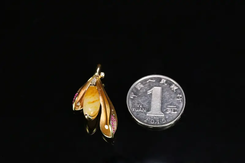 【名称:花开富贵
重量:净重8.5g (不含链子)
尺寸:35*16*7mm
材质: 新疆和田玉籽料
描述:独籽无修镶嵌 18K金镶嵌 南非钻石 彩宝 重金质感镶嵌 款式独特 值得拥有。】图6