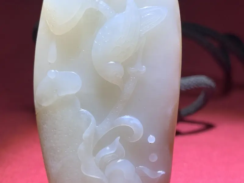 【苏工名家作品【一品清廉】新疆和田玉籽料挂件,精雕莲花,莲花出淤泥而不染,濯清涟而不妖,高洁素雅,鸟儿轻盈站在枝头,活泼生动,背部留有满皮,收藏佳品。】图10