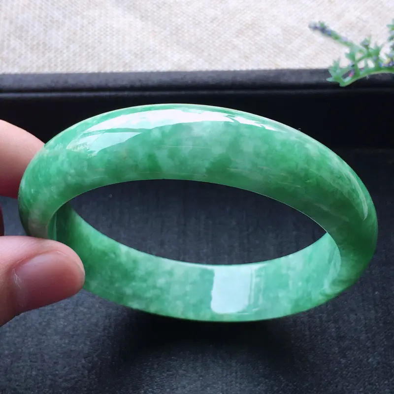 【精品翡翠手镯,雕工精美,玉质莹润,尺寸:内径:57MM,玉:13.9*7.3MM,总质量:55.1】图3