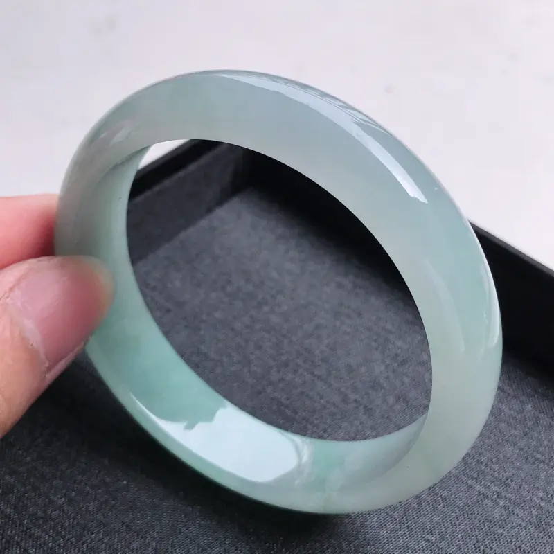 【正圈59,尺寸:59*14.2*7.2,缅甸天然翡翠好种冰润老坑手镯,质地细腻,种老,水润幼洁全胶感,飘绿,高档完美,颜色漂亮。100919】图5