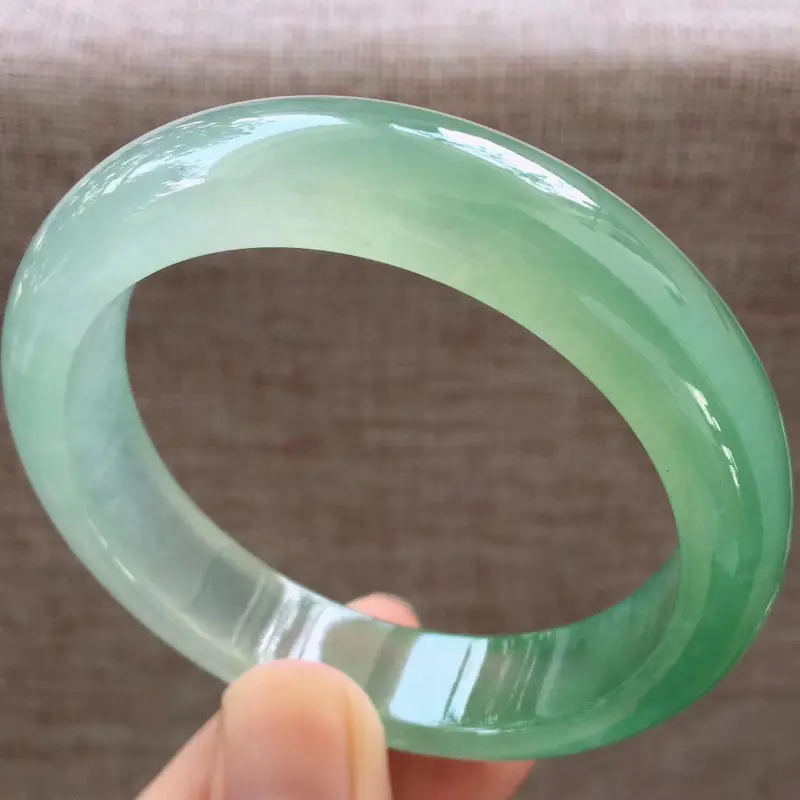 【细腻飘绿宽边正装57-58圈口手镯,完美无纹裂,尺寸57.5*13.2*8.2mm】图3