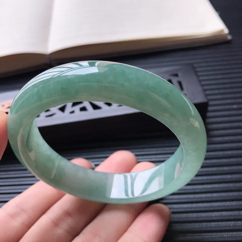 【天然翡翠A货糯化种水润满色正圈宽边手镯,尺寸58.4-14.6-8mm,玉质细腻,种水好 ,胶感十足,底色好,上手效果漂亮##】图5